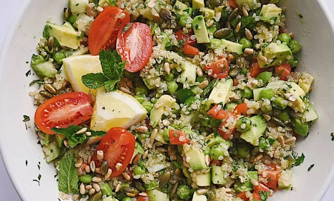Ensalada de quinoa con menta y verduras frescas