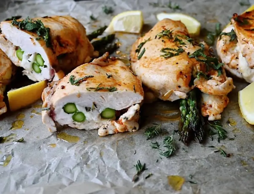 Pechuga de pollo rellena de espárragos cortada