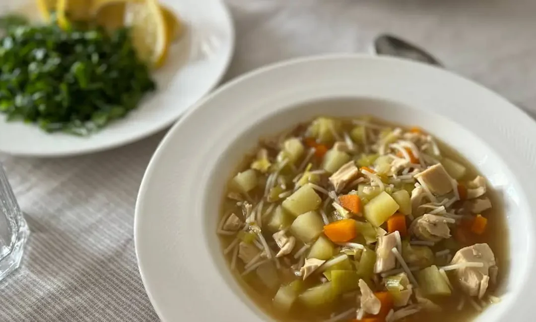 SOPA COMPLETA DE SOBRAS DE POLLO CON CILANTRO Y LIMÓN
