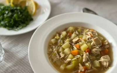 SOPA COMPLETA DE SOBRAS DE POLLO CON CILANTRO Y LIMÓN